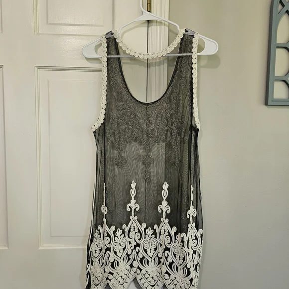 Elegant Black and White Sleeveless Dress - Picture 4 of 4